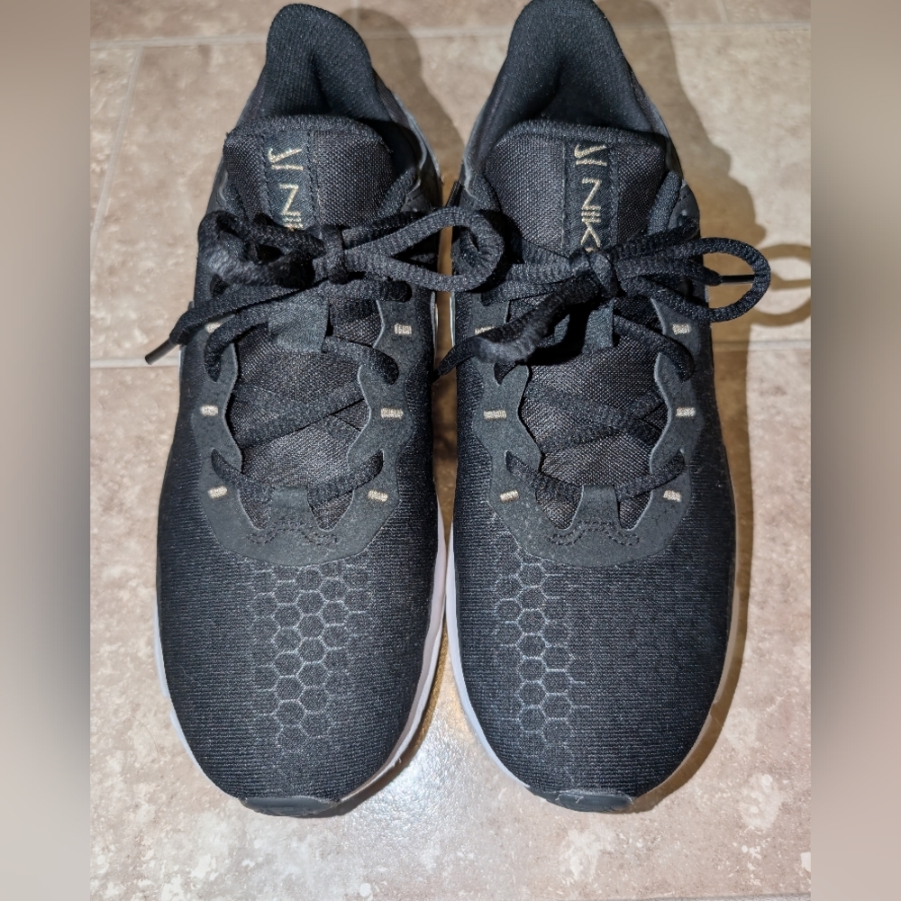 👟🖤 NIKE Legend Essential 2 Women's Shoes (Black/White/Metallic Gold) - Picture 7 of 11